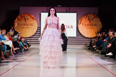 Ternopil, Ukrayna - 12 Mayıs 2017: akşam giyen moda modelleri