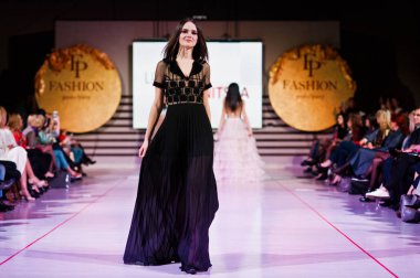 Ternopil, Ukrayna - 12 Mayıs 2017: akşam giyen moda modelleri