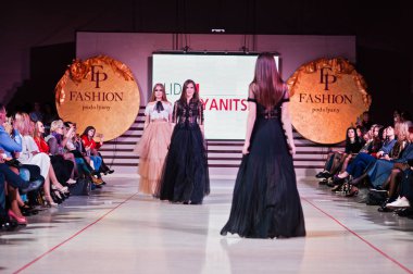 Ternopil, Ukrayna - 12 Mayıs 2017: akşam giyen moda modelleri