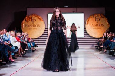 Ternopil, Ukrayna - 12 Mayıs 2017: akşam giyen moda modelleri