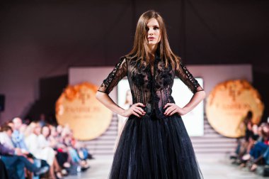 Ternopil, Ukrayna - 12 Mayıs 2017: akşam giyen moda modelleri