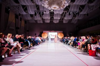 Ternopil, Ukrayna - 12 Mayıs 2017: akşam giyen moda modelleri