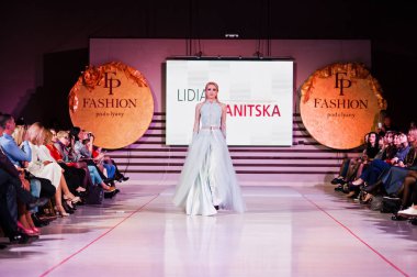 Ternopil, Ukrayna - 12 Mayıs 2017: akşam giyen moda modelleri