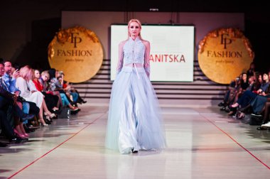 Ternopil, Ukrayna - 12 Mayıs 2017: akşam giyen moda modelleri