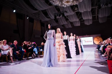 Ternopil, Ukrayna - 12 Mayıs 2017: akşam giyen moda modelleri