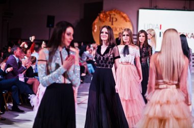 Ternopil, Ukrayna - 12 Mayıs 2017: akşam giyen moda modelleri