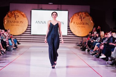 Ternopil, Ukrayna - 12 Mayıs 2017: Giyim Eşyası moda modelleri