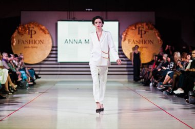 Ternopil, Ukrayna - 12 Mayıs 2017: Giyim Eşyası moda modelleri