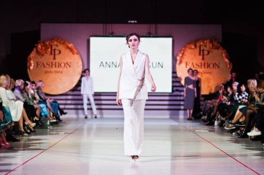 Ternopil, Ukrayna - 12 Mayıs 2017: Giyim Eşyası moda modelleri