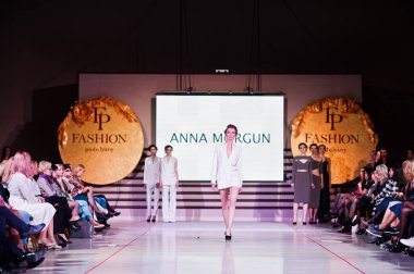 Ternopil, Ukrayna - 12 Mayıs 2017: Giyim Eşyası moda modelleri