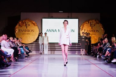 Ternopil, Ukrayna - 12 Mayıs 2017: Giyim Eşyası moda modelleri