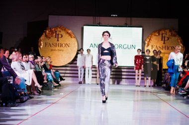 Ternopil, Ukrayna - 12 Mayıs 2017: Giyim Eşyası moda modelleri