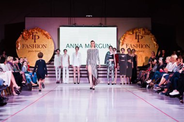 Ternopil, Ukrayna - 12 Mayıs 2017: Giyim Eşyası moda modelleri