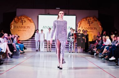 Ternopil, Ukrayna - 12 Mayıs 2017: Giyim Eşyası moda modelleri