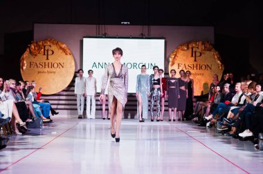 Ternopil, Ukrayna - 12 Mayıs 2017: Giyim Eşyası moda modelleri