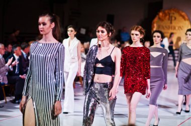 Ternopil, Ukrayna - 12 Mayıs 2017: Giyim Eşyası moda modelleri