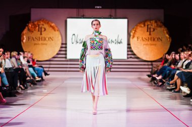 Ternopil, Ukrayna - 12 Mayıs 2017: traditi giyen moda modelleri