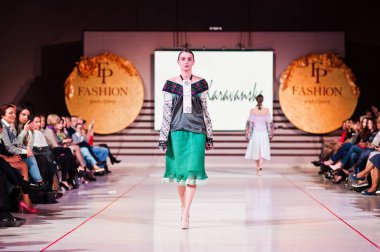 Ternopil, Ukrayna - 12 Mayıs 2017: traditi giyen moda modelleri