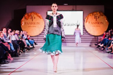 Ternopil, Ukrayna - 12 Mayıs 2017: traditi giyen moda modelleri