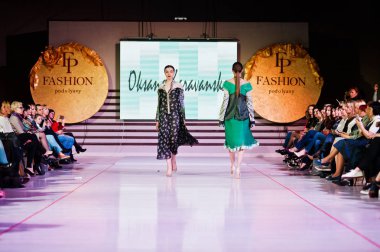 Ternopil, Ukrayna - 12 Mayıs 2017: traditi giyen moda modelleri