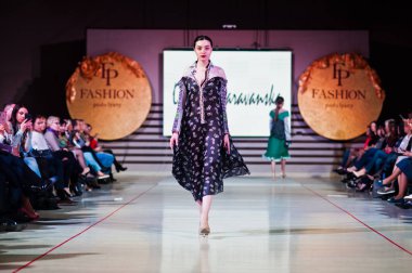 Ternopil, Ukrayna - 12 Mayıs 2017: traditi giyen moda modelleri