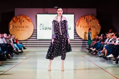 Ternopil, Ukrayna - 12 Mayıs 2017: traditi giyen moda modelleri