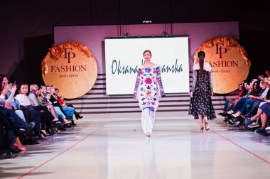 Ternopil, Ukrayna - 12 Mayıs 2017: traditi giyen moda modelleri