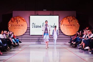 Ternopil, Ukrayna - 12 Mayıs 2017: traditi giyen moda modelleri