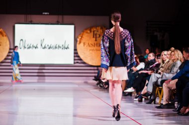 Ternopil, Ukrayna - 12 Mayıs 2017: traditi giyen moda modelleri