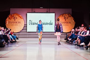 Ternopil, Ukrayna - 12 Mayıs 2017: traditi giyen moda modelleri