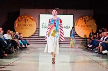 Ternopil, Ukrayna - 12 Mayıs 2017: traditi giyen moda modelleri