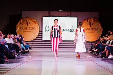 Ternopil, Ukrayna - 12 Mayıs 2017: traditi giyen moda modelleri