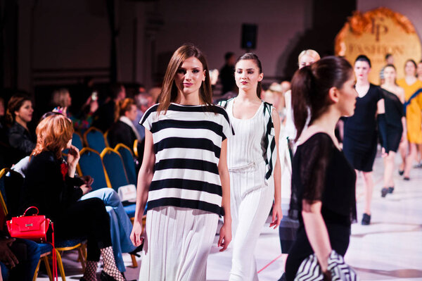 Тернополь, Украина - 12 мая 2017 года: Модные модели в одежде
