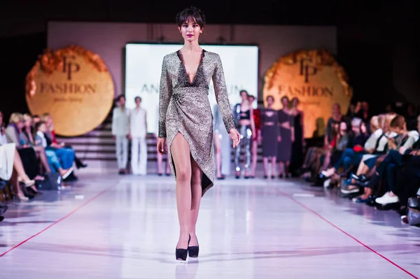 Ternopil, Ukrayna - 12 Mayıs 2017: Giyim Eşyası moda modelleri