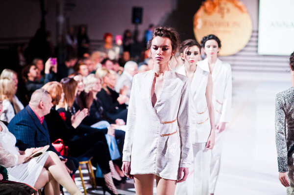 Тернополь, Украина - 12 мая 2017 года: Модные модели в одежде
