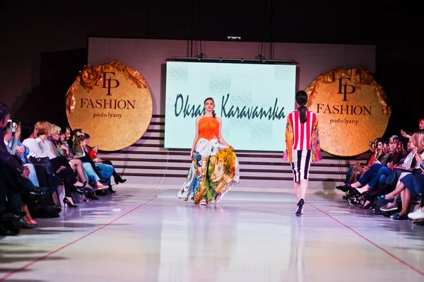 테 르노 필, 우크라이나-5 월 12 일, 2017: 패션 모델 traditi 입고 — 스톡 사진