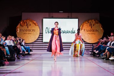 Ternopil, Ukrayna - 12 Mayıs 2017: traditi giyen moda modelleri