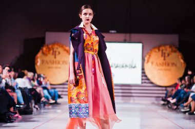 Ternopil, Ukrayna - 12 Mayıs 2017: traditi giyen moda modelleri