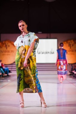 Ternopil, Ukrayna - 12 Mayıs 2017: traditi giyen moda modelleri