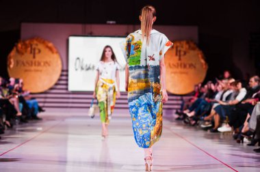 Ternopil, Ukrayna - 12 Mayıs 2017: traditi giyen moda modelleri