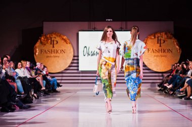 Ternopil, Ukrayna - 12 Mayıs 2017: traditi giyen moda modelleri