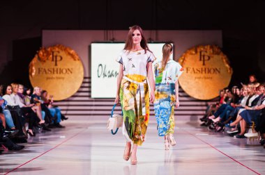 Ternopil, Ukrayna - 12 Mayıs 2017: traditi giyen moda modelleri