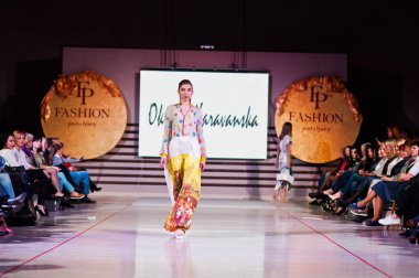 Ternopil, Ukrayna - 12 Mayıs 2017: traditi giyen moda modelleri