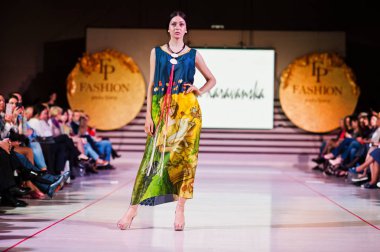 Ternopil, Ukrayna - 12 Mayıs 2017: traditi giyen moda modelleri