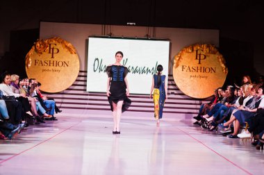 Ternopil, Ukrayna - 12 Mayıs 2017: traditi giyen moda modelleri