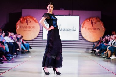 Ternopil, Ukrayna - 12 Mayıs 2017: traditi giyen moda modelleri