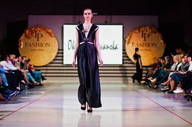 Ternopil, Ukrayna - 12 Mayıs 2017: traditi giyen moda modelleri