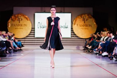 Ternopil, Ukrayna - 12 Mayıs 2017: traditi giyen moda modelleri