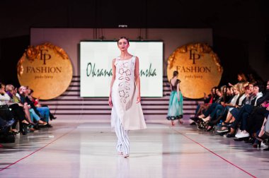 Ternopil, Ukrayna - 12 Mayıs 2017: traditi giyen moda modelleri