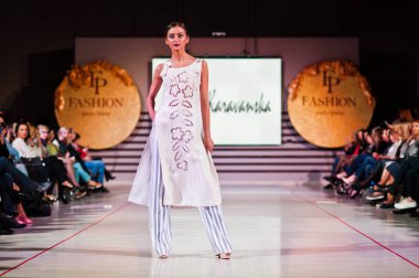 Ternopil, Ukrayna - 12 Mayıs 2017: traditi giyen moda modelleri